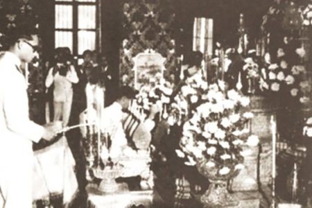1-พระบาทสมเด็จพระเจ้าอยู่_opt-696×405-1200P